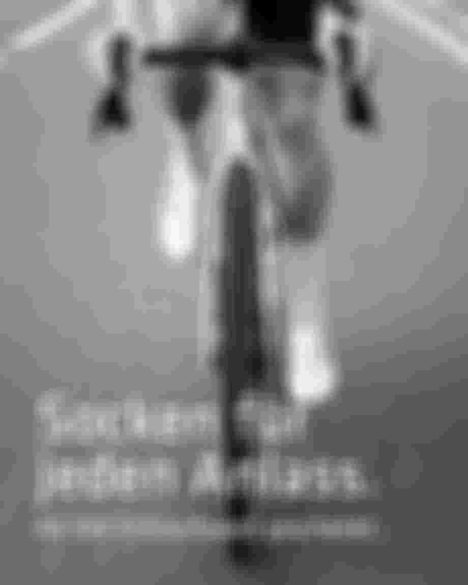 Schwarz Weiß Bild einer Rennradfahrenden Person mit dem Text: "Socken für jeden Anlass. Ab 50€ Einkaufsdwert geschenkt."