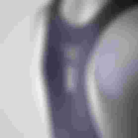 Detailansicht des Rücken-Panels einer SQlab Fahrrad-Trägerhose mit Performance-Based-Ergonomics-Logo.