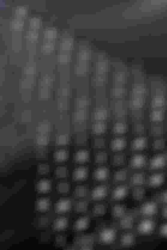 Nahaufnahme einer vollständig perforierten SQlab Radhose aus luftdurchlässigem Material.