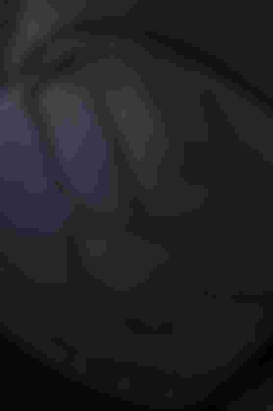 Detailaufnahme des SQ-Pad 12: dunkles, formstabiles Sitzpolster mit dichter Schaumstruktur, ergonomisch geformten Zonen und sichtbar atmungsaktiver Oberflächenstruktur.