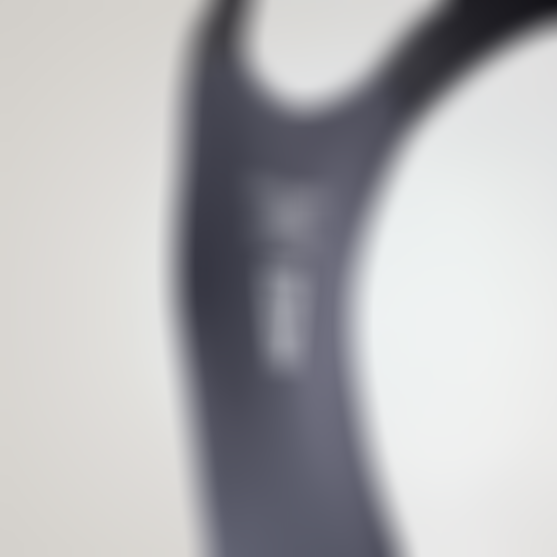 detailansicht-des-rucken-panels-einer-sqlab-fahrrad-tragerhose-mit-performance-based-ergonomics-logo