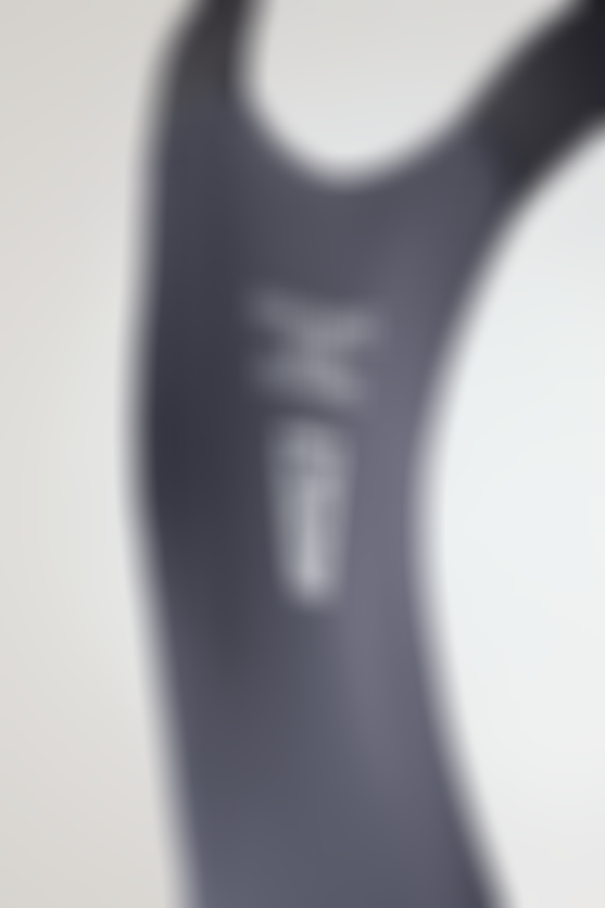 detailansicht-des-rucken-panels-einer-sqlab-fahrrad-tragerhose-mit-performance-based-ergonomics-logo