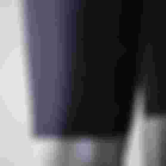 Nahaufnahme des Beinabschlusses einer dunklen SQlab Radhose mit perforiertem SQlab-Schriftzug.