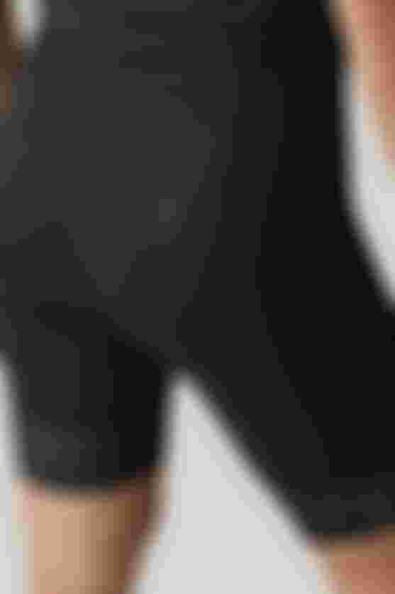 Rückansicht einer Radhose mit ergonomischer Trägerkonstruktion, die das Hoch- und Runterziehen über das Gesäß erleichtert und dank flacher Nähte sowie rutschfester Beinabschlüsse eine stabile, komfortable Passform bietet.