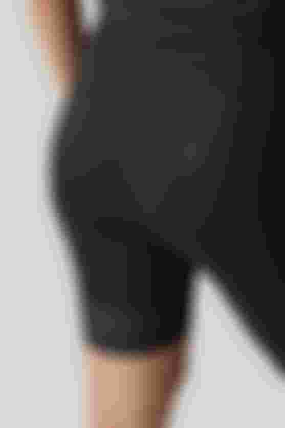 Rückansicht einer Radhose mit ergonomischer Trägerkonstruktion, die das Hoch- und Runterziehen über das Gesäß erleichtert und dank flacher Nähte sowie rutschfester Beinabschlüsse eine stabile, komfortable Passform bietet.