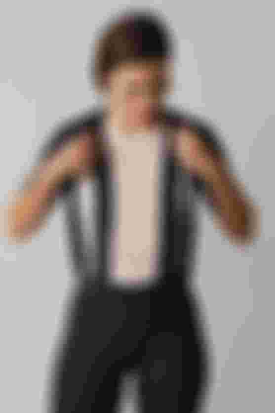 Frontansicht der SQlab ONE12 Women Radhose mit Trägerkonstruktion; die elastischen, breit gesetzten Träger erleichtern das Anziehen, verhindern Druckpunkte am Oberkörper und sorgen für eine stabile, komfortable Passform.