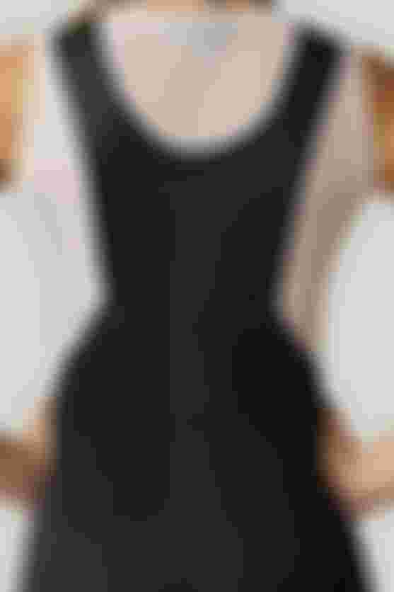 Rückansicht der SQlab ONE11 Träger-Radhose mit ergonomischem Trägersystem und atmungsaktivem Rückenteil und zwei integrierten Taschen