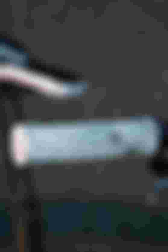 ION Fahrradgriff in Weiß mit strukturierter Oberfläche und Lamellenzonen am Lenker eines Mountainbikes, montiert neben Bremshebel und Schalteinheit.