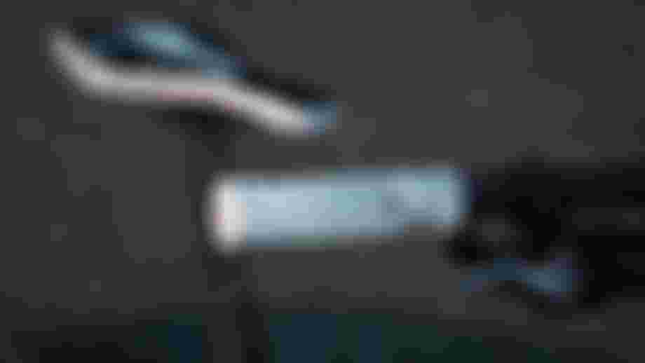 ION Fahrradgriff in Weiß mit strukturierter Oberfläche und Lamellenzonen am Lenker eines Mountainbikes, montiert neben Bremshebel und Schalteinheit.