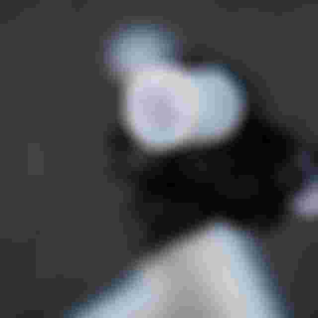 ION Fahrradgriff in Weiß mit strukturierter Oberfläche und Lamellenzonen am Lenker eines Mountainbikes, montiert neben Bremshebel und Schalteinheit.