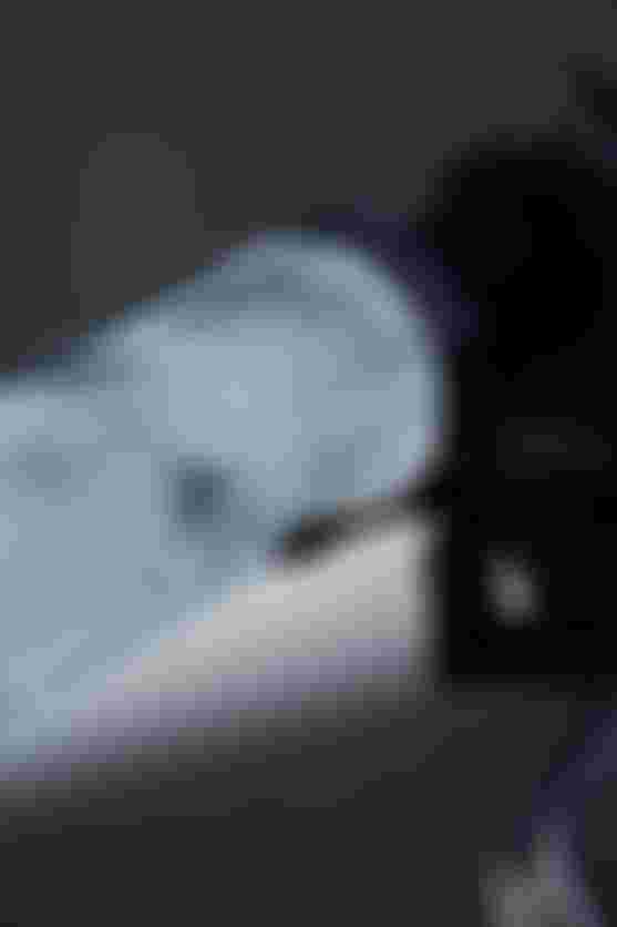 ION Fahrradgriff in Weiß mit strukturierter Oberfläche und Lamellenzonen am Lenker eines Mountainbikes, montiert neben Bremshebel und Schalteinheit.