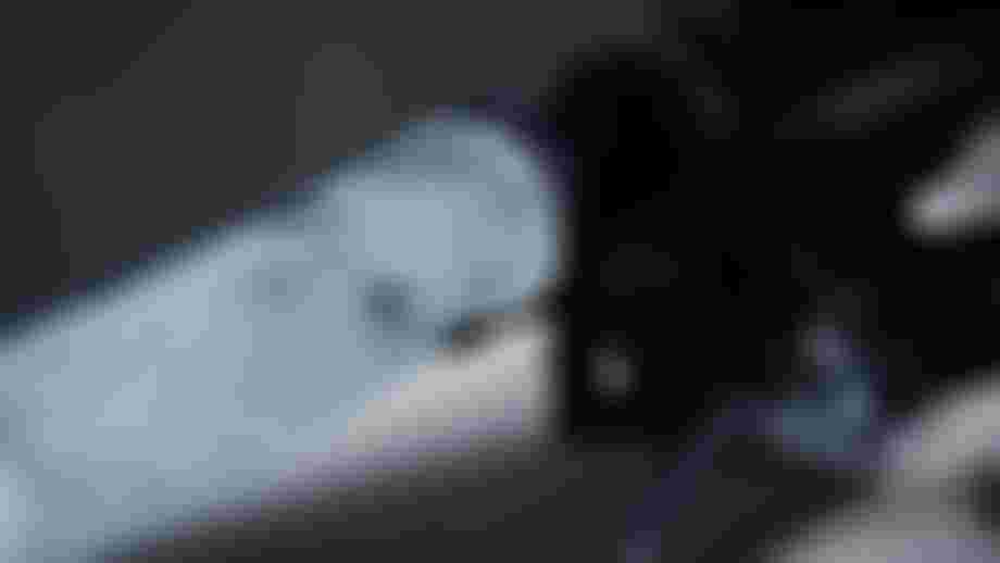 ION Fahrradgriff in Weiß mit strukturierter Oberfläche und Lamellenzonen am Lenker eines Mountainbikes, montiert neben Bremshebel und Schalteinheit.