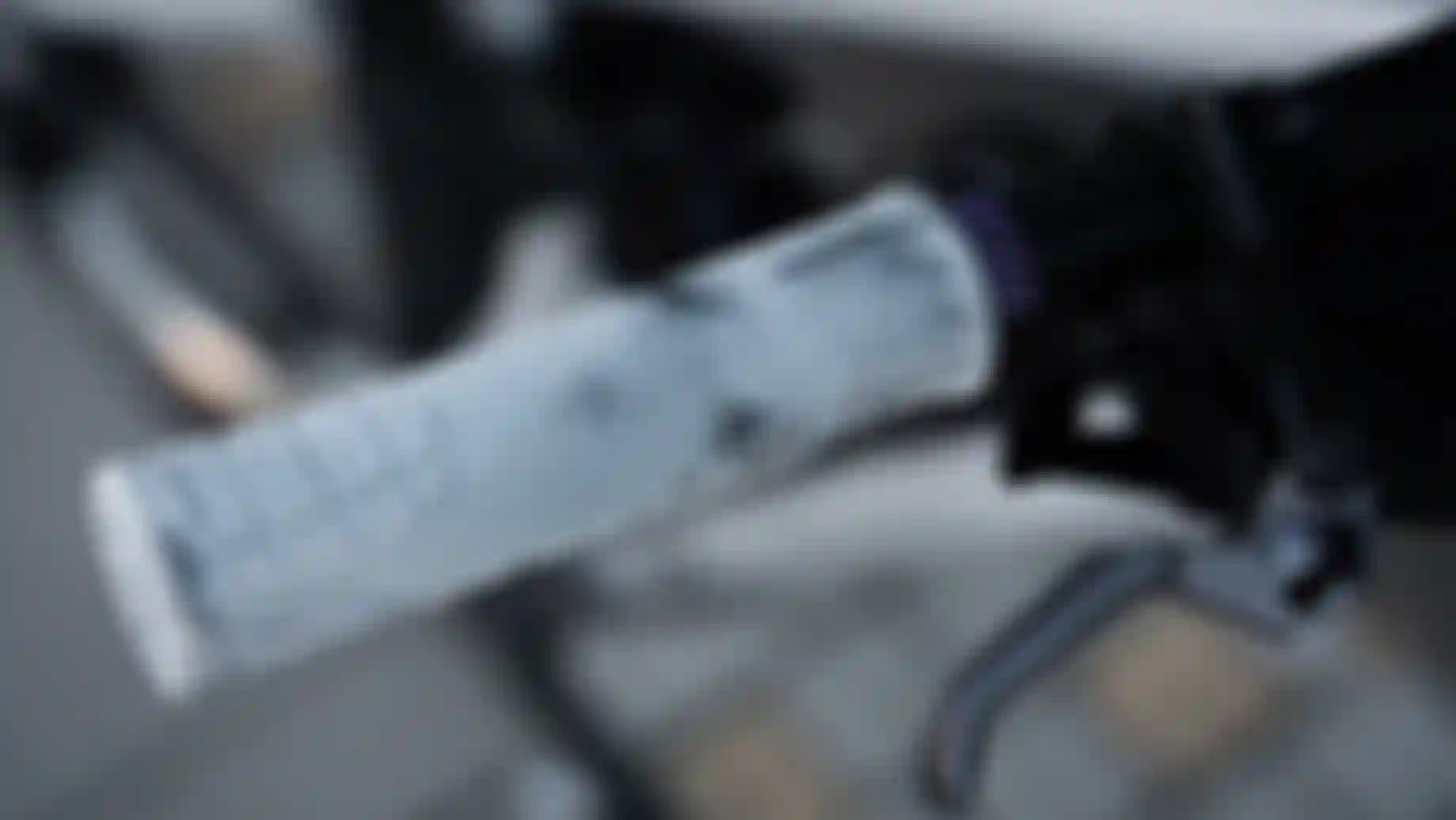 ION Fahrradgriff in Weiß mit strukturierter Oberfläche und Lamellenzonen am Lenker eines Mountainbikes, montiert neben Bremshebel und Schalteinheit.