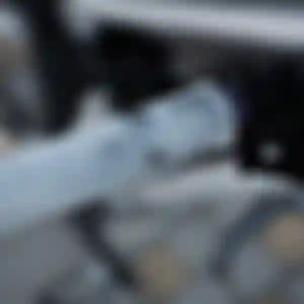 ION Fahrradgriff in Weiß mit strukturierter Oberfläche und Lamellenzonen am Lenker eines Mountainbikes, montiert neben Bremshebel und Schalteinheit.