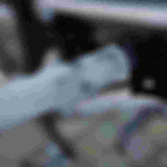 ION Fahrradgriff in Weiß mit strukturierter Oberfläche und Lamellenzonen am Lenker eines Mountainbikes, montiert neben Bremshebel und Schalteinheit.