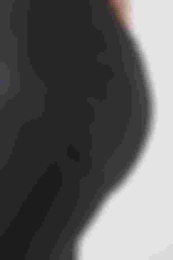 Detailansicht der SQlab ONE11 Träger-Radhose mit integriertem seitlichem Protektor im Hüftbereich