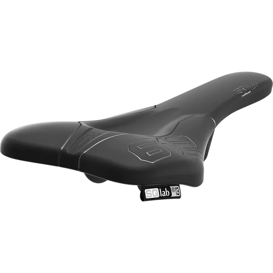 SQlab 612 ERGOWAVE® Carbon Sattel in schwarz mit Carbon-Schienen, Wellenform und Druckentlastungskerbe