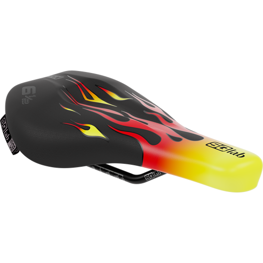 SQlab 6½ ERGOWAVE® kids saddle Flames in black, red and yellow – three-quarter view