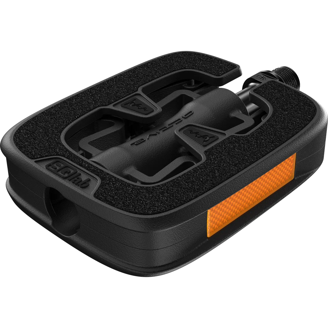 SQlab 502 active Fahrradpedal in schwarz mit orangenem Reflektor, Dreiviertelperspektive