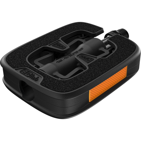 SQlab 502 active Fahrradpedal in schwarz mit orangenem Reflektor, Dreiviertelperspektive