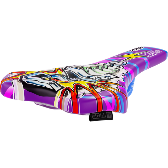 Selle VTT SQlab 6OX ERGOWAVE active 2.1 édition limitée Metzger en violet avec imprimé graffiti multicolore