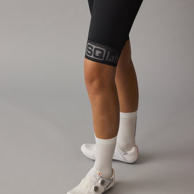 SQlab ONE11 bib shorts in black for mountain biking, detail view of honeycomb gripper cuff with SQlab logo