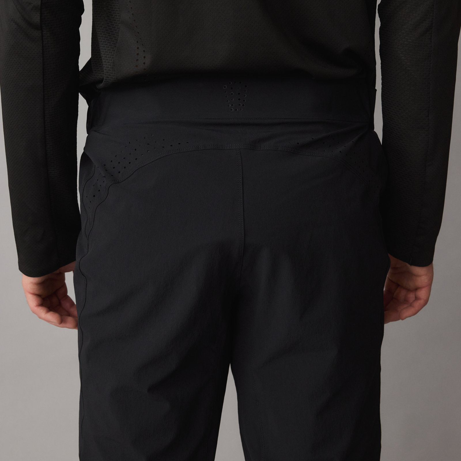 SQlab ONE OX Radshorts in schwarz für Mountainbiking, Rückansicht mit Laserperforierung