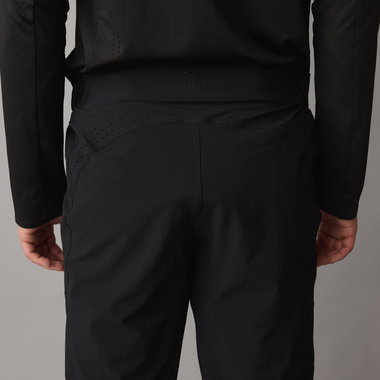 SQlab ONE OX short de cyclisme en noir pour VTT, vue arrière avec ceinture perforée au laser