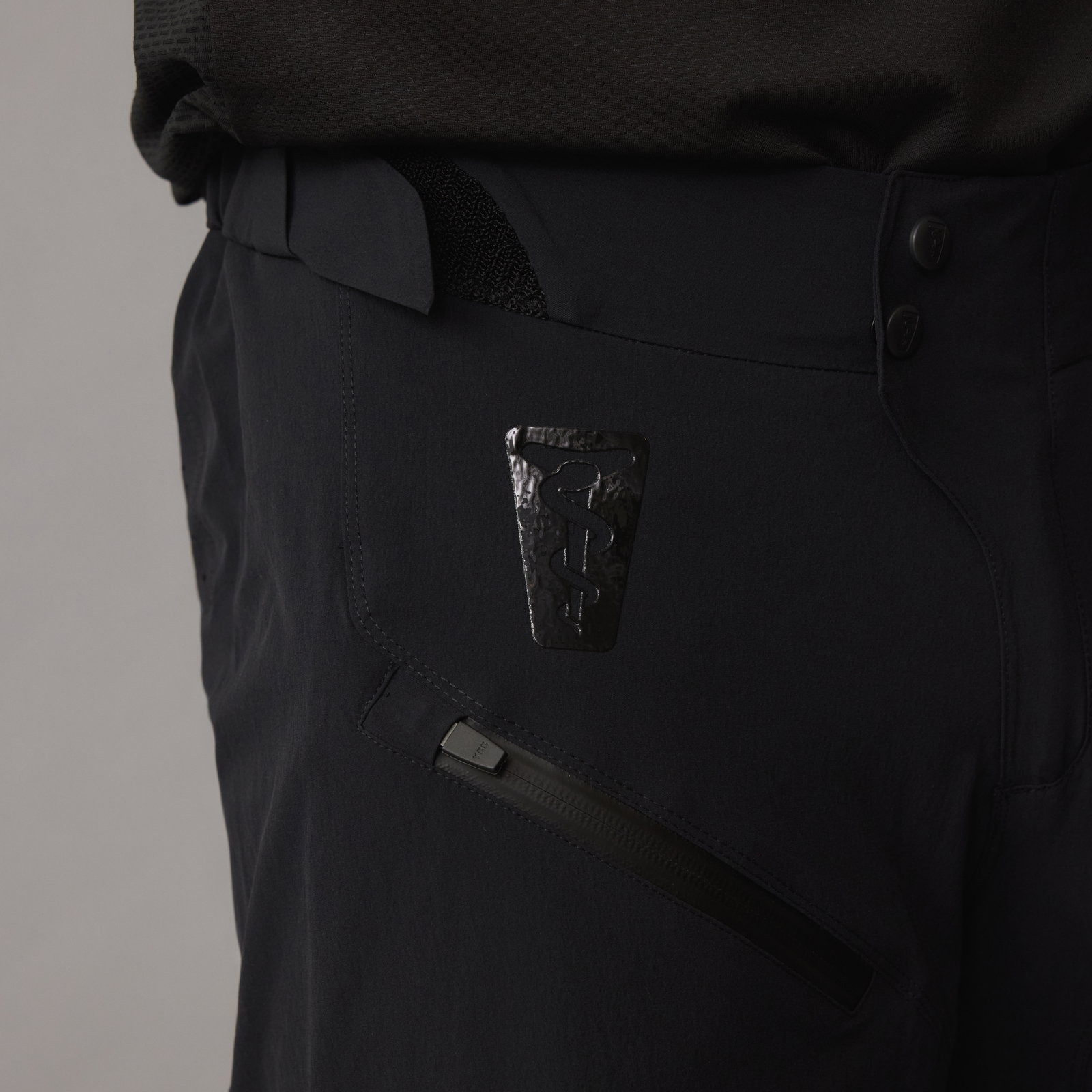 SQlab ONE OX MTB-Shorts in schwarz, Detail Tasche und Bund