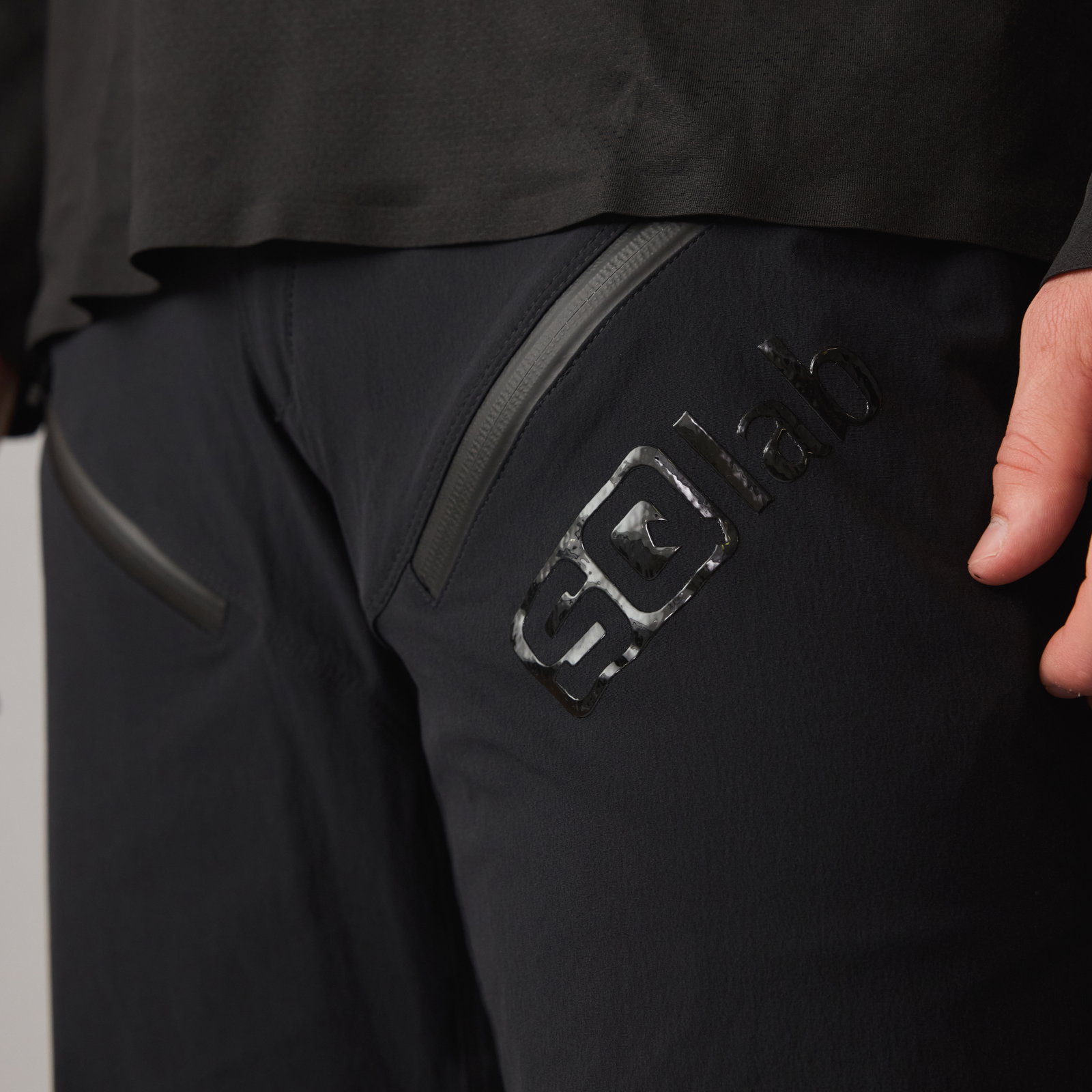 SQlab ONE OX Radshorts kurz in schwarz – Detail Reißverschlusstasche, Mountainbike