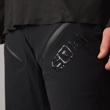 Short de cyclisme SQlab ONE OX en noir – détail poche zippée pour VTT