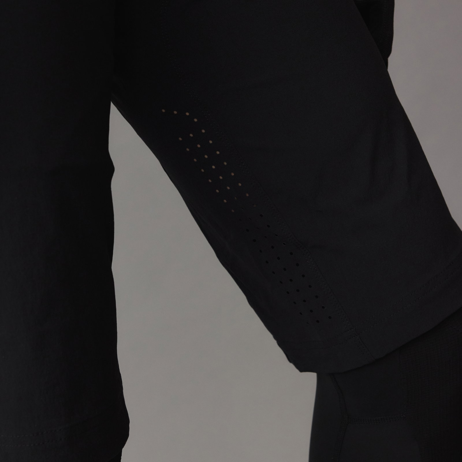 SQlab SQ-Short ONE OX Radshorts kurz in schwarz – Detail der Laserperforations-Belüftungszone