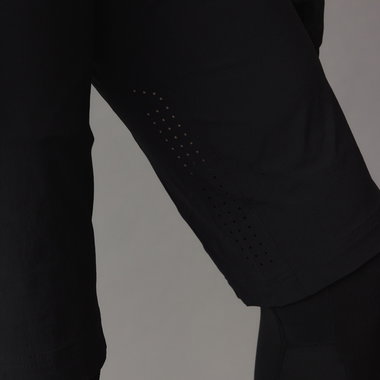 SQlab SQ-Short ONE OX short vélo en noir – détail panneau de ventilation perforé au laser