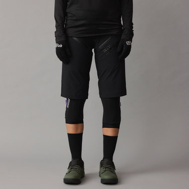 Short de cyclisme SQlab ONE OX en noir pour le VTT – vue de face sur mannequin