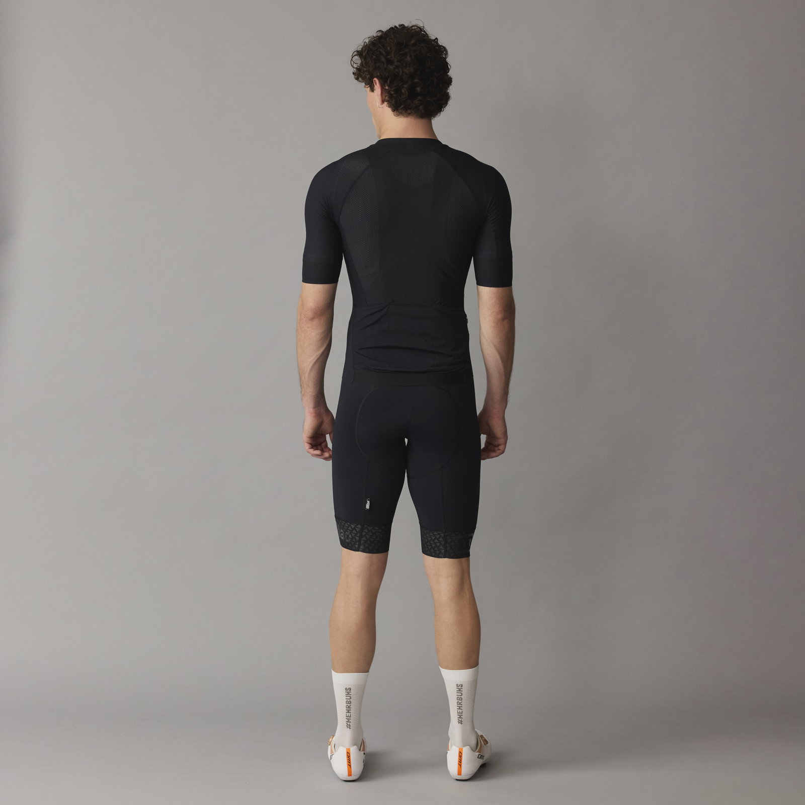 SQlab ONE12 Radshorts unisex in schwarz – Rückansicht auf Model