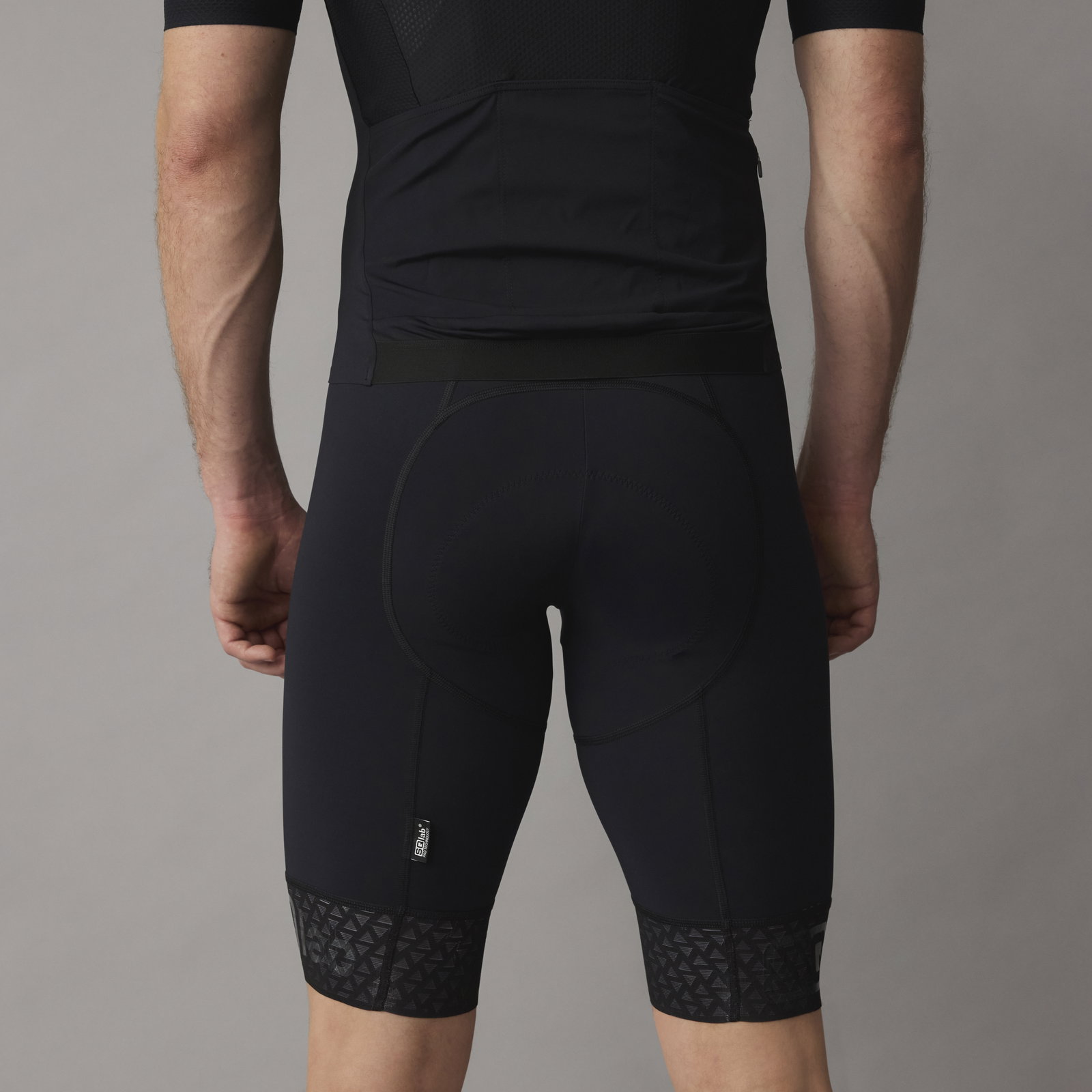 SQlab ONE12 Bib-Shorts unisex in schwarz für Rennrad und Gravel – Rückansicht mit Chamois-Einsatz