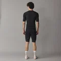 SQlab ONE12 2.0 Radshorts unisex in schwarz – Rückansicht auf Model, für Road und Gravel