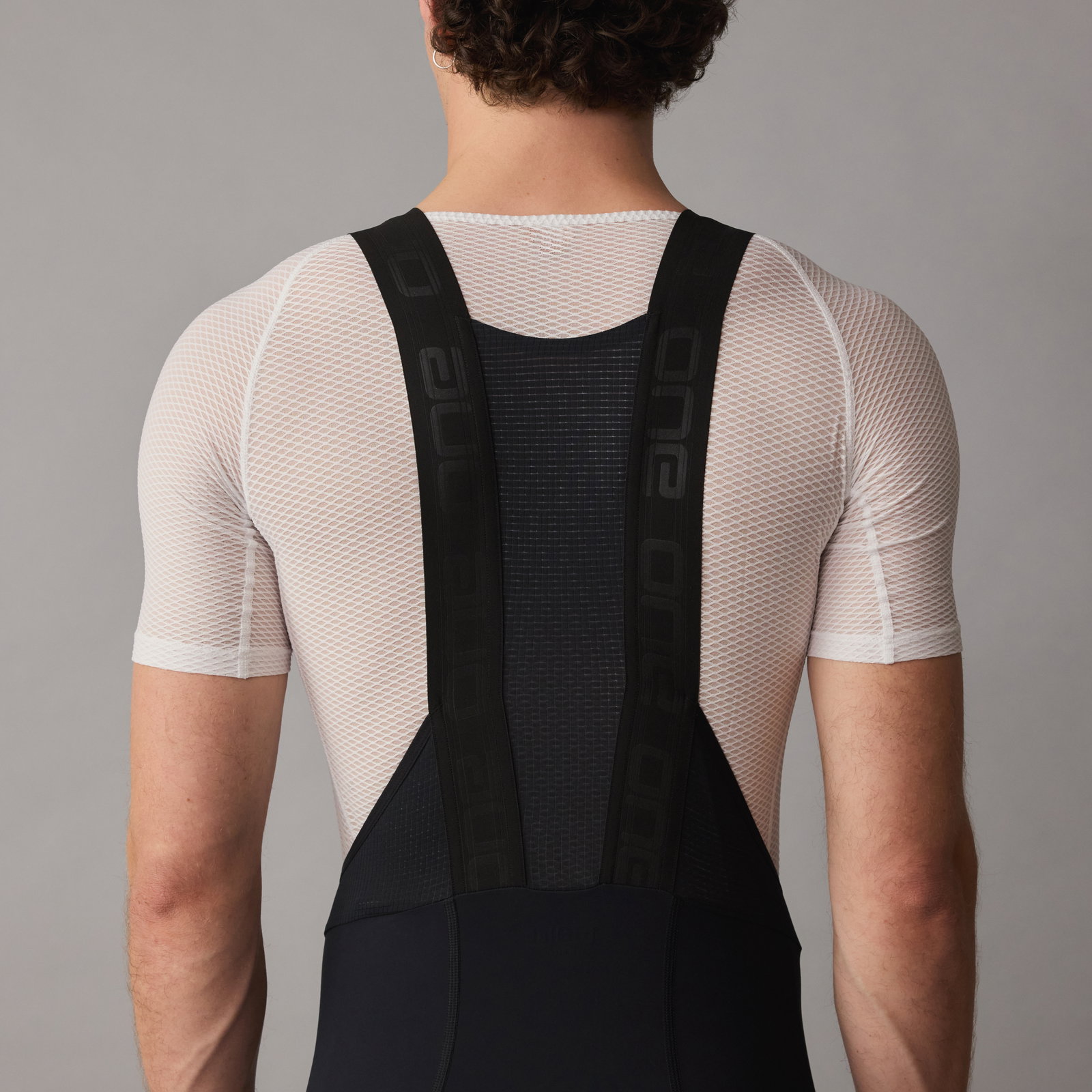 SQlab ONE12 2.0 Bib-Shorts in schwarz Rückenansicht mit Trägerdetail für Rennrad und Gravel