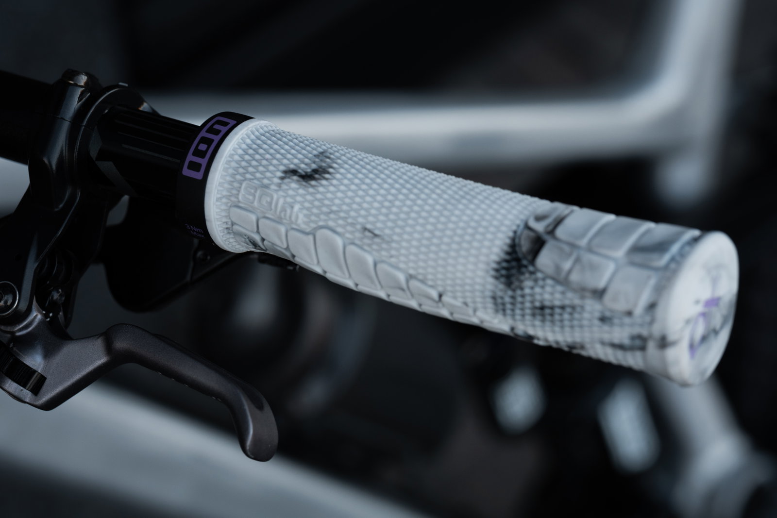 SQlab 7OX Pro 2.0 ION Ltd. MTB Lock-on Griff in hellgrau und lila