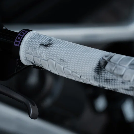 SQlab 7OX Pro 2.0 ION Ltd. MTB Lock-on Griff in hellgrau und lila
