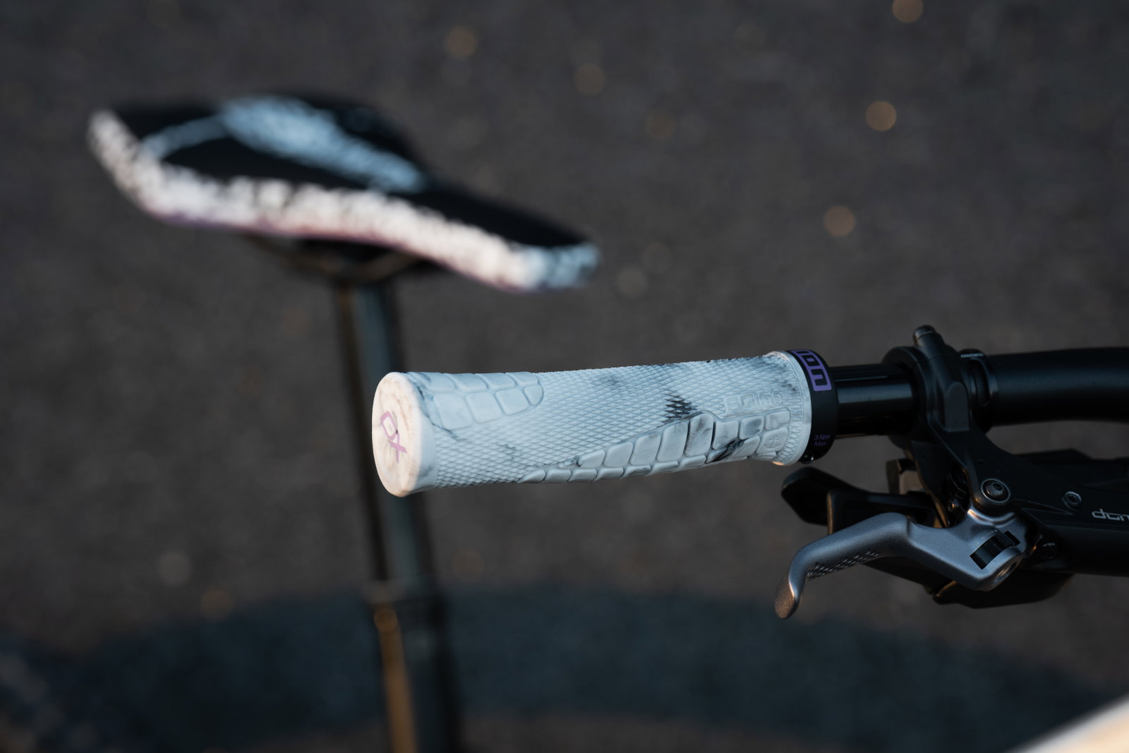SQlab 7OX Pro 2.0 ION Ltd. MTB Lenkergriffe in weiß-grau mit lila Akzent am Mountainbike