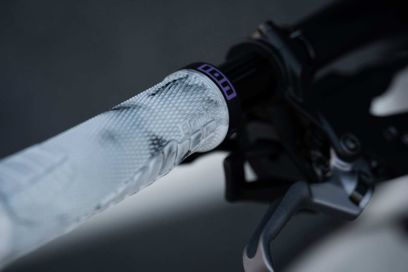 SQlab 7OX Pro 2.0 ION Limited Edition MTB Lenkergriff in hellgrau und schwarz mit lila ION-Logo