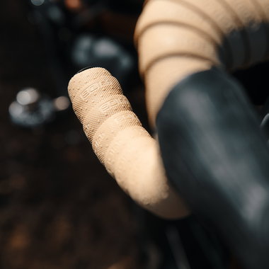 SQlab 714 handlebar tape in sand wrapped on gravel drop bar – diamond texture detail