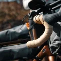 SQlab 714 Lenkerband in sand am Gravelbike beim Biken im Freien