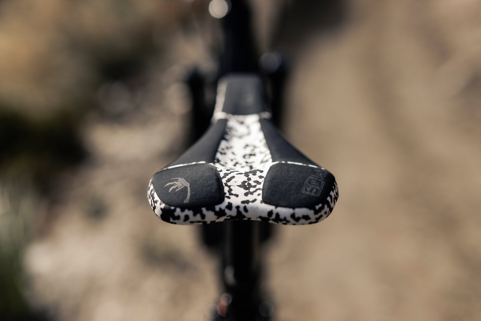 SQlab ClipOn 611 ERGOWAVE active MTB saddle in black and white – front detail view