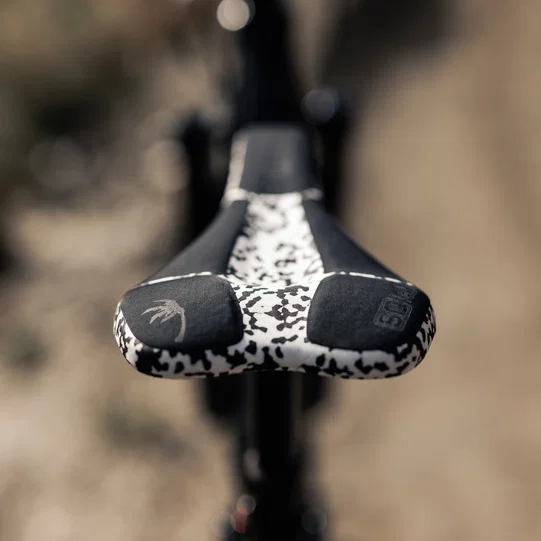 SQlab ClipOn 611 ERGOWAVE active MTB saddle in black and white – front detail view