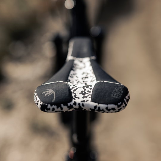 SQlab ClipOn 611 ERGOWAVE active MTB saddle in black and white – front detail view