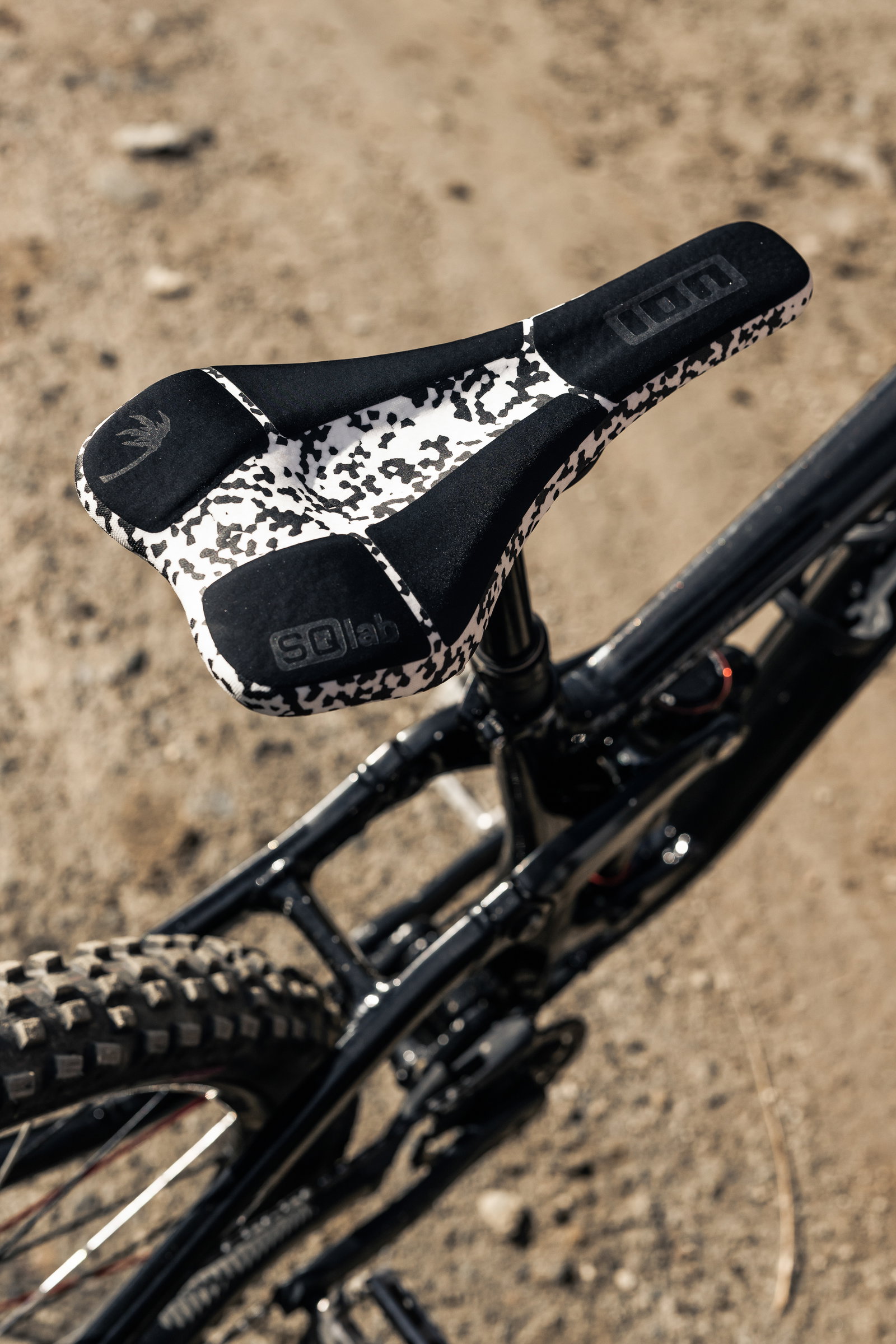 SQlab 611 ERGOWAVE active 2.1 MTB saddle in black and white on mountain bike at trail