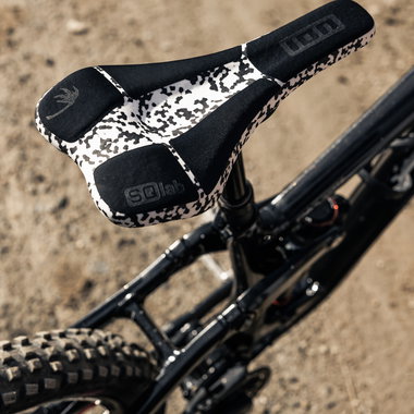 SQlab 611 ERGOWAVE active 2.1 MTB saddle in black and white on mountain bike at trail