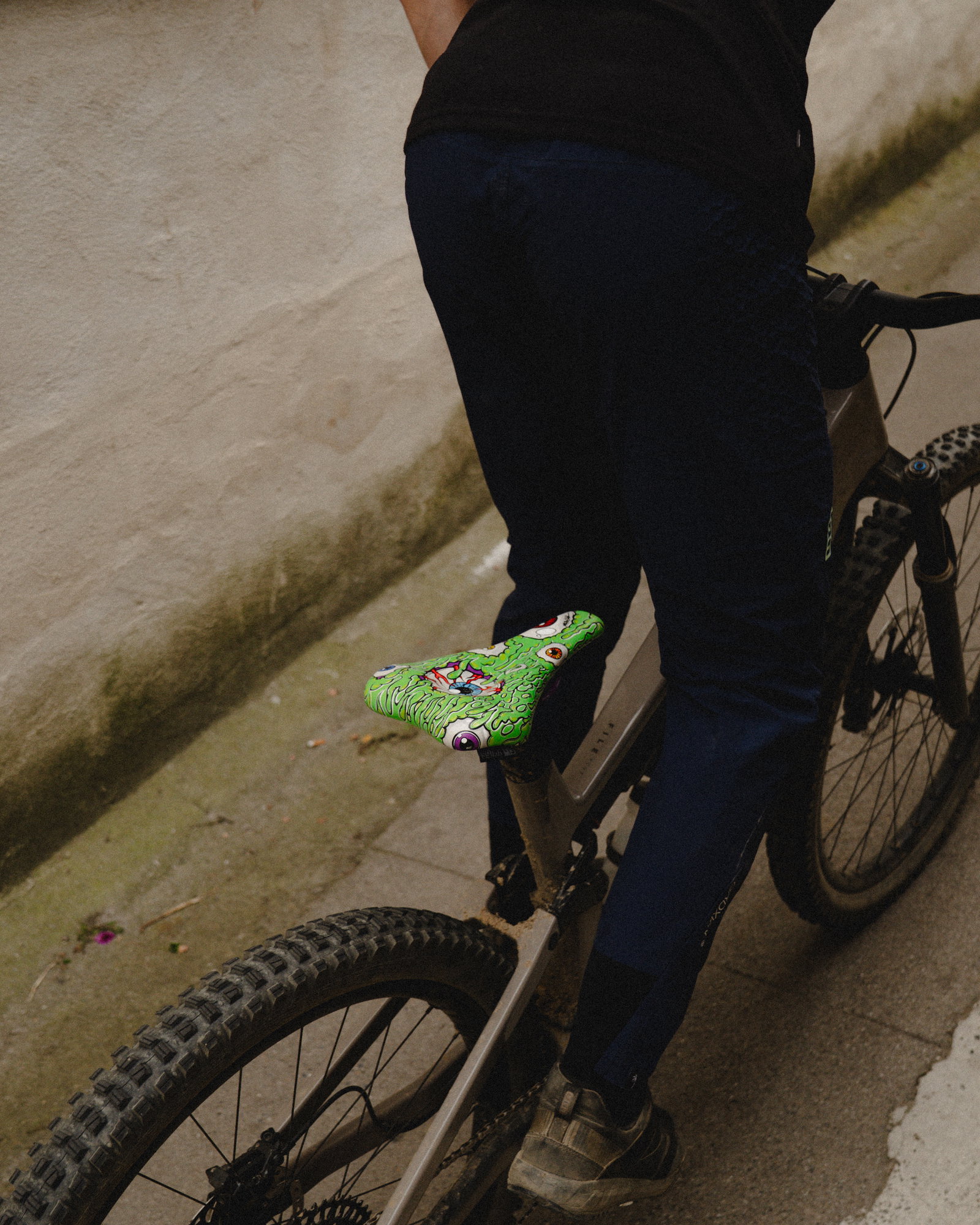 SQlab 6OX ERGOWAVE active 2.2 ltd. Metzger saddle in neon green during mountain biking